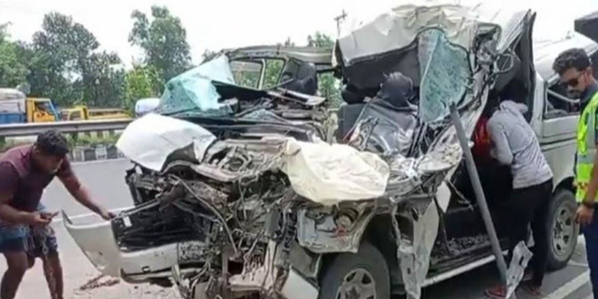 দাঁড়িয়ে থাকা ট্রাকের পেছনে মাইক্রোবাসের ধাক্কা, নিহত ৩