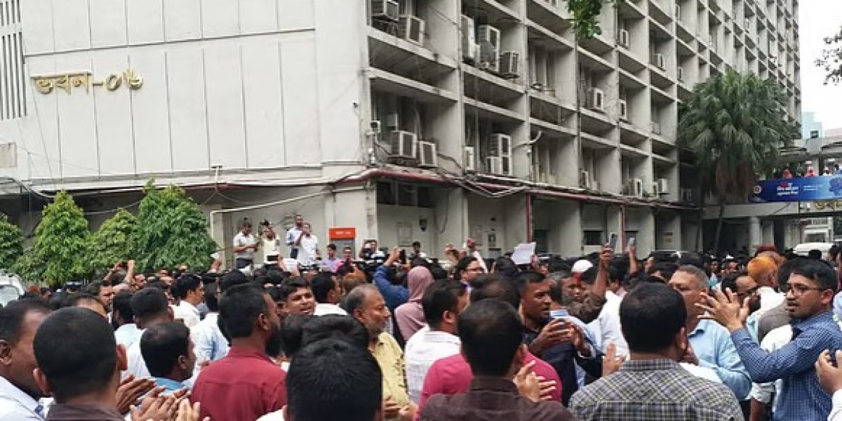 সচিবালয়ে কর্মচারীদের বিক্ষোভ, প্রধান ফটক বন্ধ, চলবে বিকেল পর্যন্ত