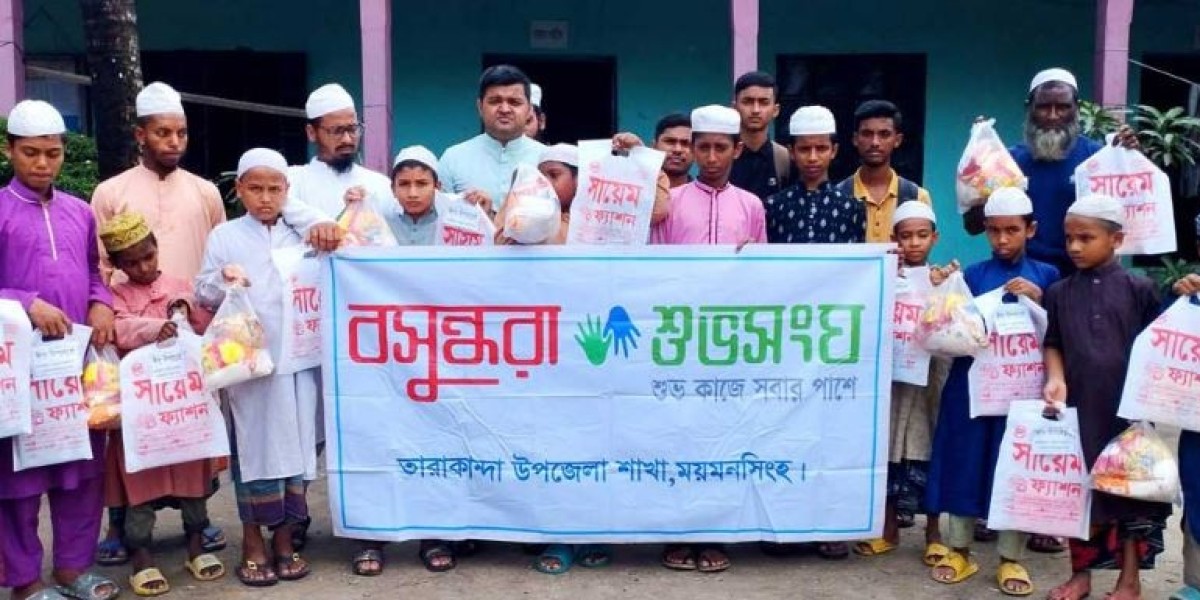 টিফিন ও হাত খরচের টাকা বাঁচিয়ে এতিম ও গরিব শিক্ষার্থীদের ঈদ উপহার বিতরণ