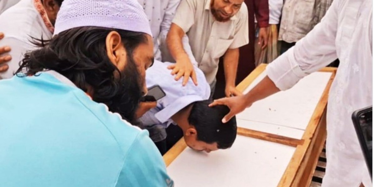 হুমায়রার কফিনে বাবার শেষ চুমু