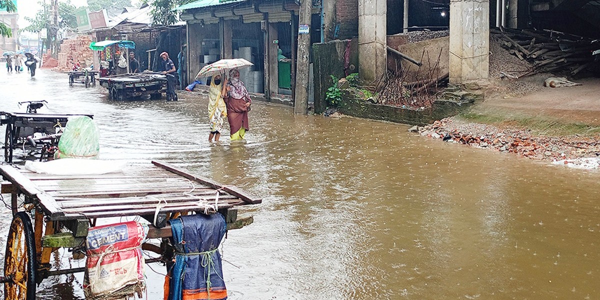 নোয়াখালীতে পানি নামতে শুরু করলেও বাড়ছে জনদুর্ভোগ