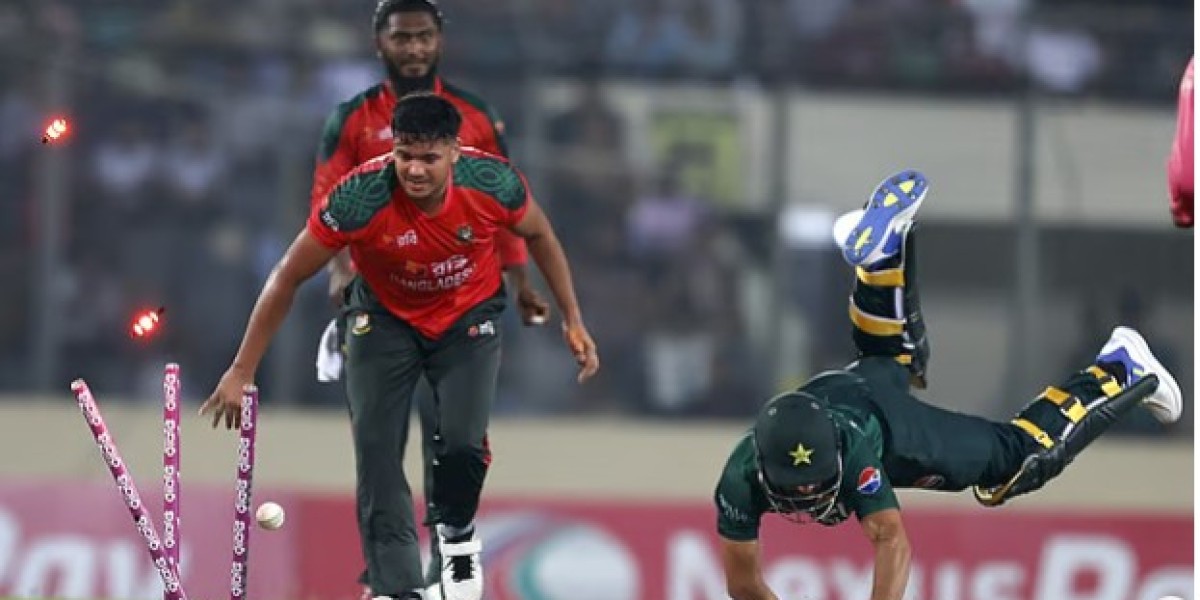 ব্যাটে-বলে পাকিস্তানকে উড়িয়ে দিয়ে স্মরণীয় এক জয়