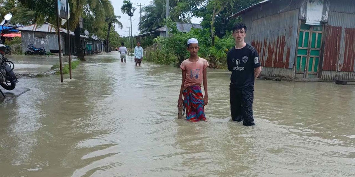 নিম্নচাপের প্রভাবে বিপর্যস্ত জনজীবন, বসতঘরেও হাঁটুপানি